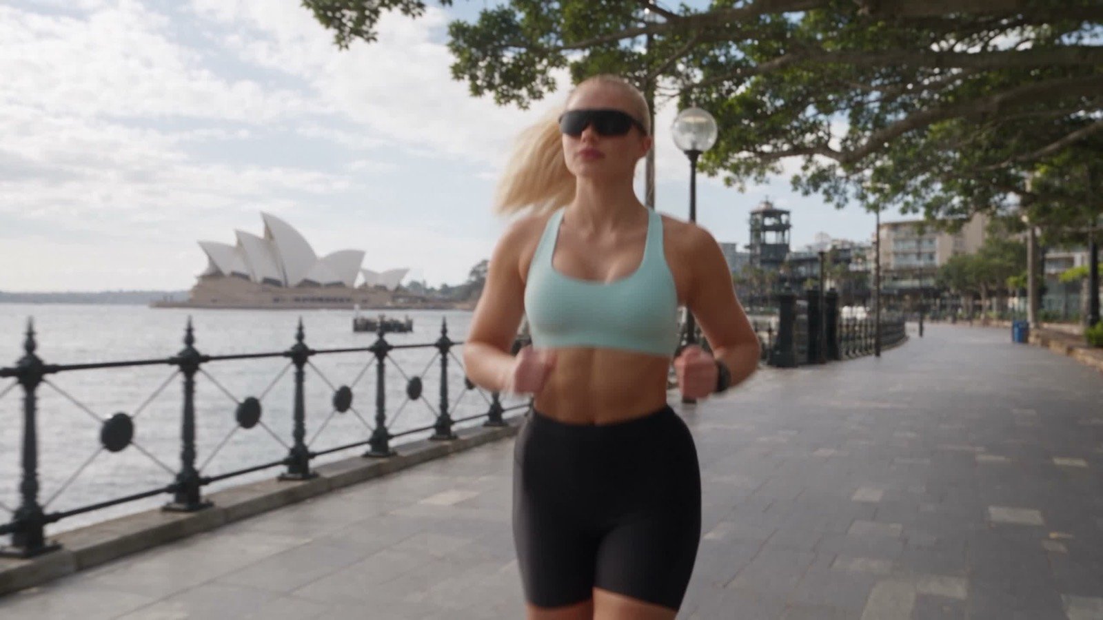Corredora con gafas inteligentes en un paseo marítimo — película spec de Elnuvi