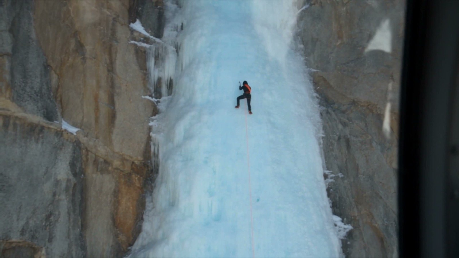 Escaladora en una cascada helada — película spec de gafas