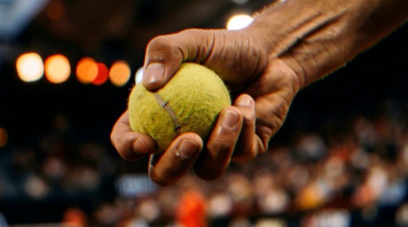 «Spot spec deportivo», fotograma en 0:24: Pelota de tenis, primer plano