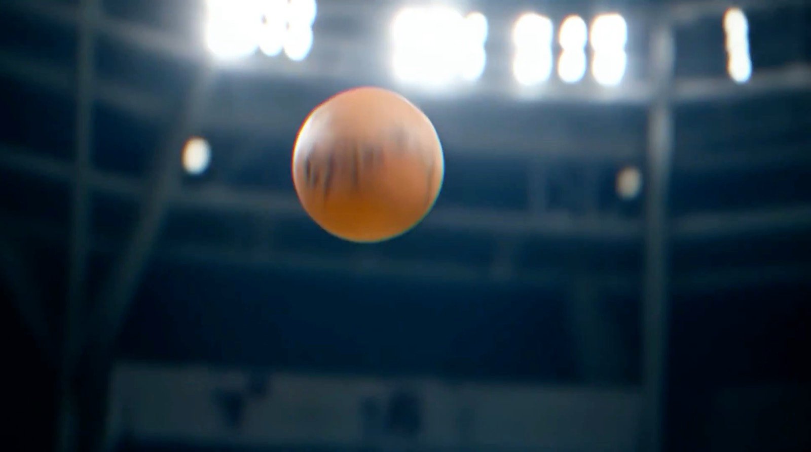 Balón de baloncesto subiendo hacia los focos del estadio — spot spec deportivo